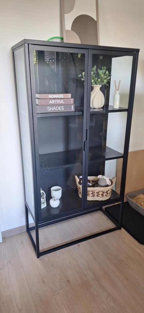 Glazen kast Jysk €130 en mangohouten bijzettafels€35
