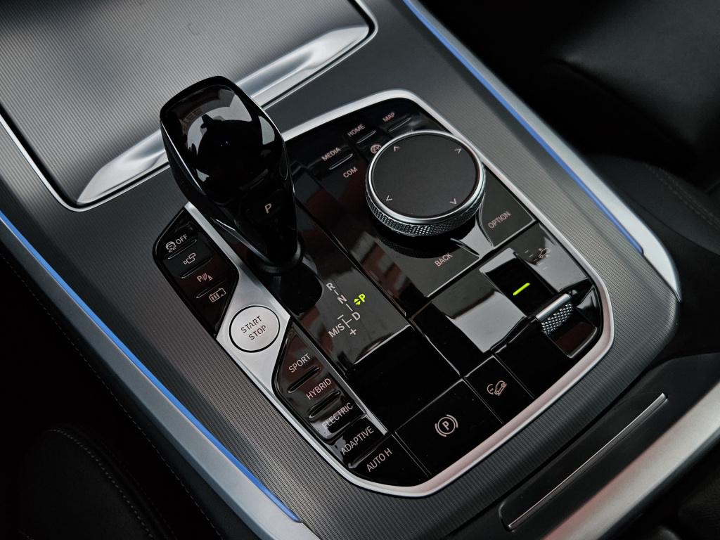 BMW X5 xdrive45e m-sport | achterasbesturing | trekhaak | luchtvering