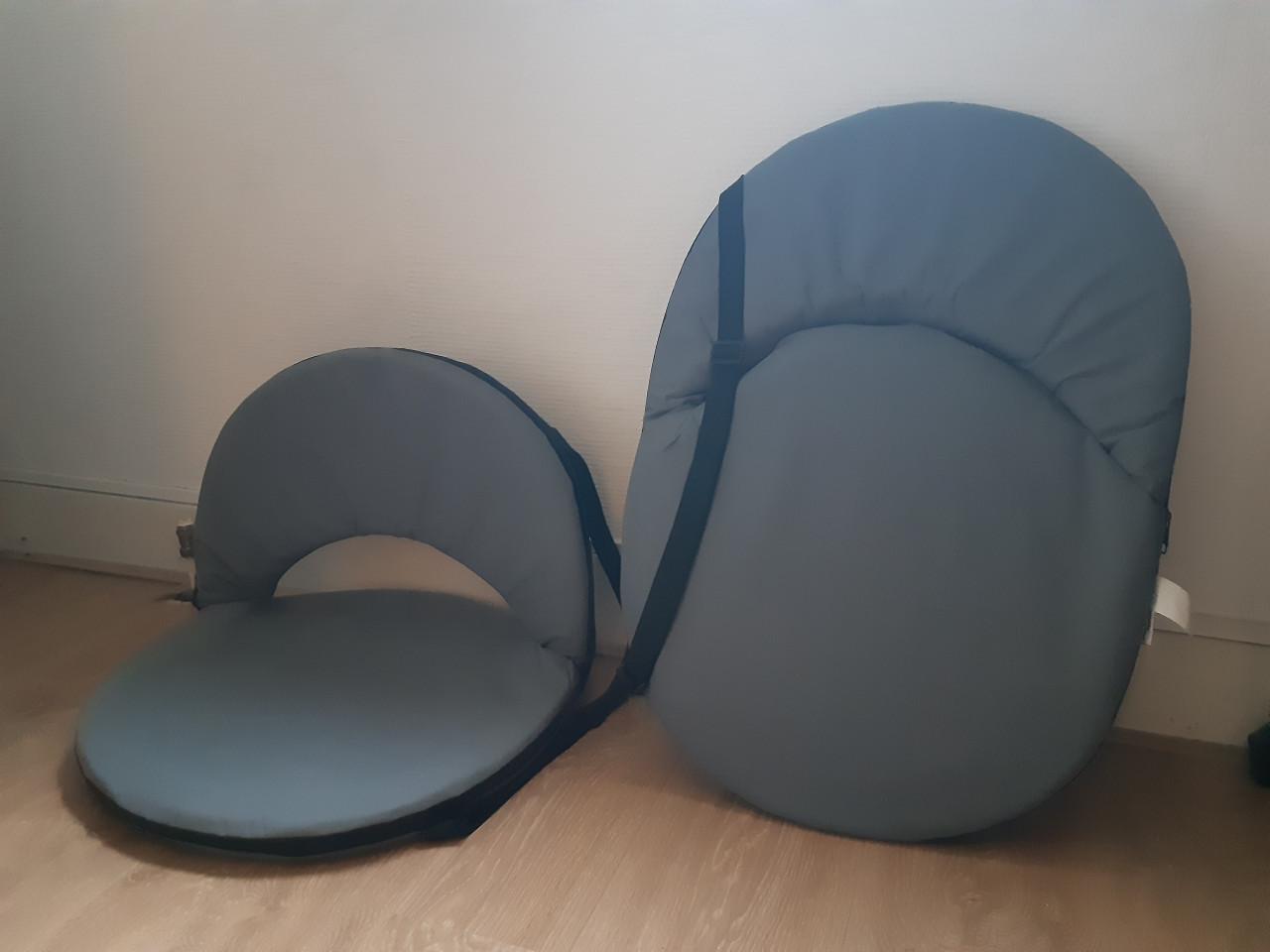 2 verstelbare vloerstoelen