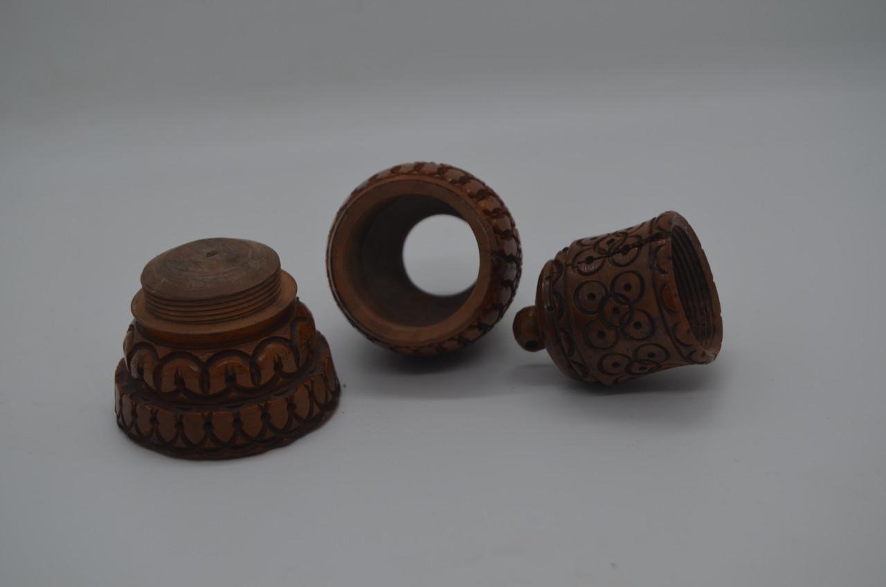 Handgesneden coquilla noten strooiers en pomanders (1)