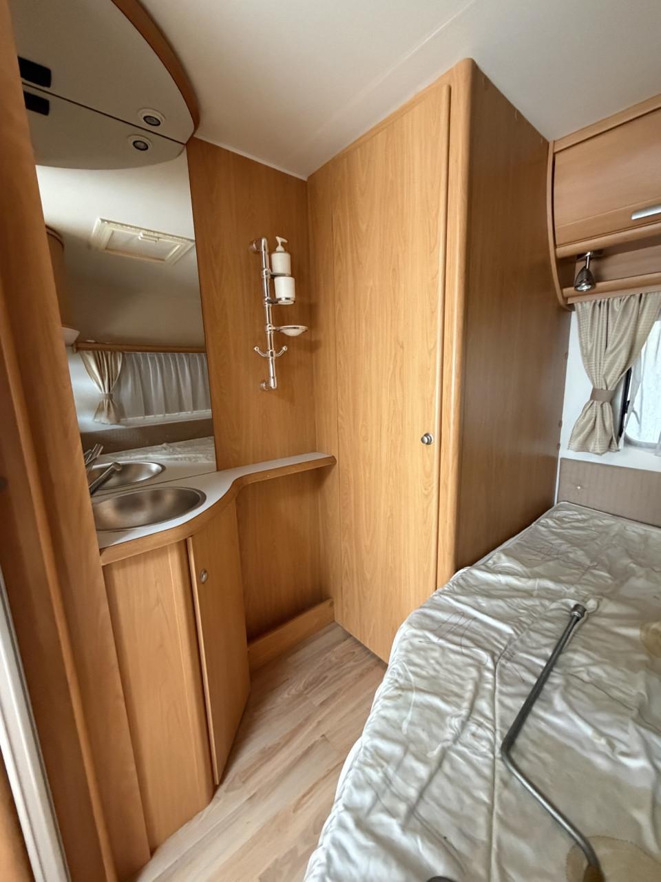 Chateau 466 Carrat  2007 met voortent, fietsenrek en mover