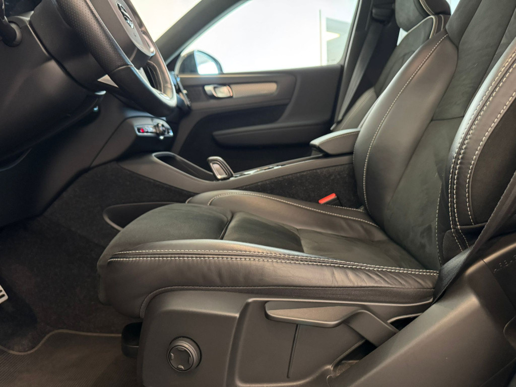 Volvo XC40 1.5 t4 recharge r-design black edition
