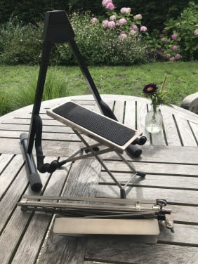 Gitaar-, muziekblad en voetstandaard