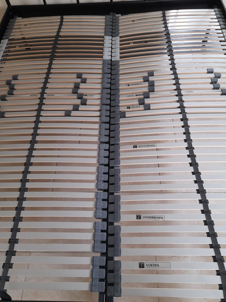 Prachtig metalen bed 160 x 200 met bossflex lattenbodems (in goede staat)