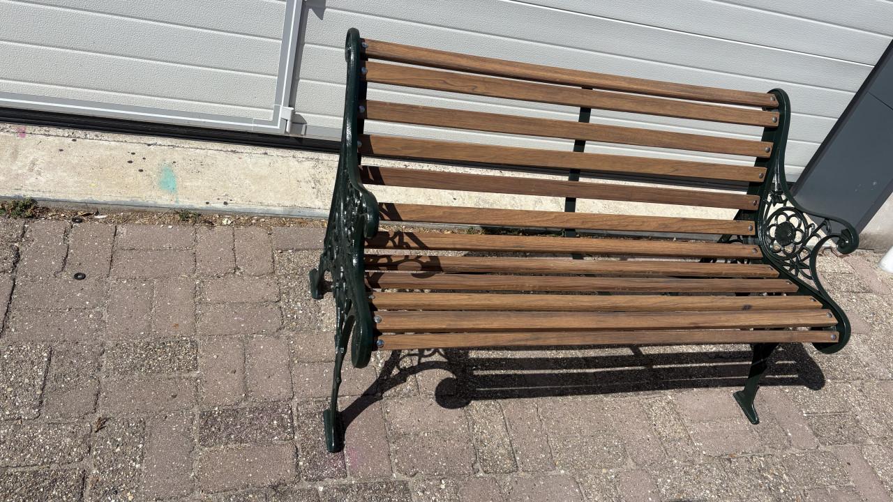 Tuinbankje met gietijzeren poten
