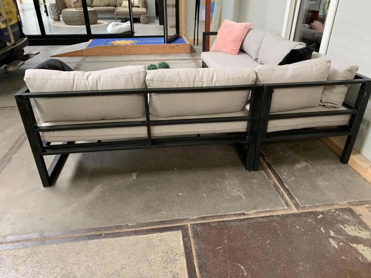 Zwart Alminium loungset met kussens en tafel.