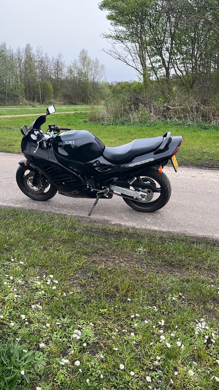 Suzuki rf 900r