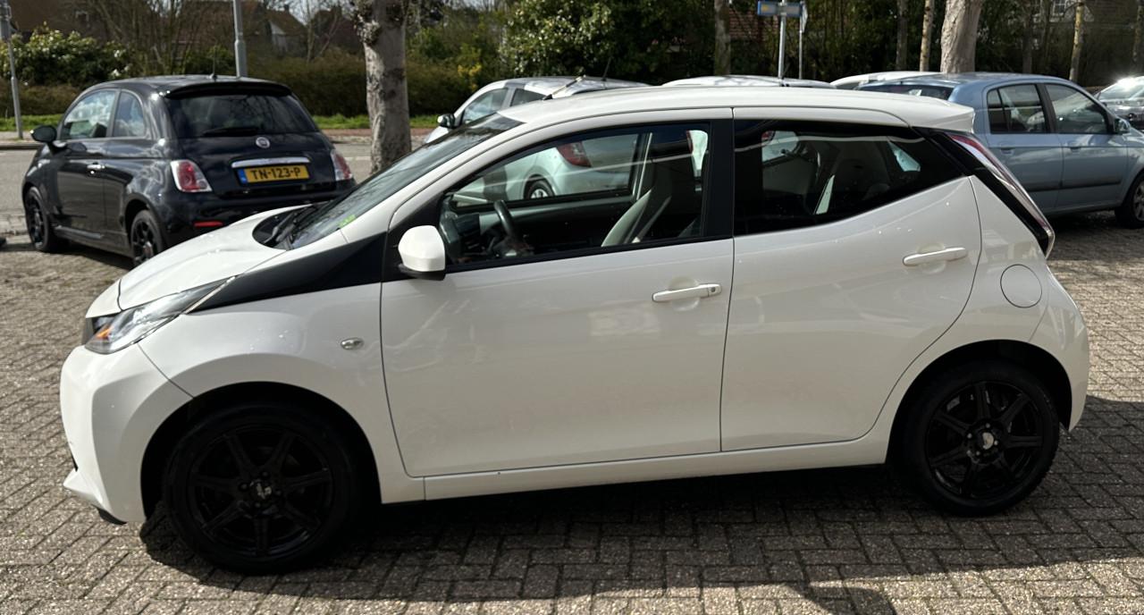 TOYOTA AYGO 1.0 VVT-i x-play | Airco | 3 maanden garantie | Vol jaar APK