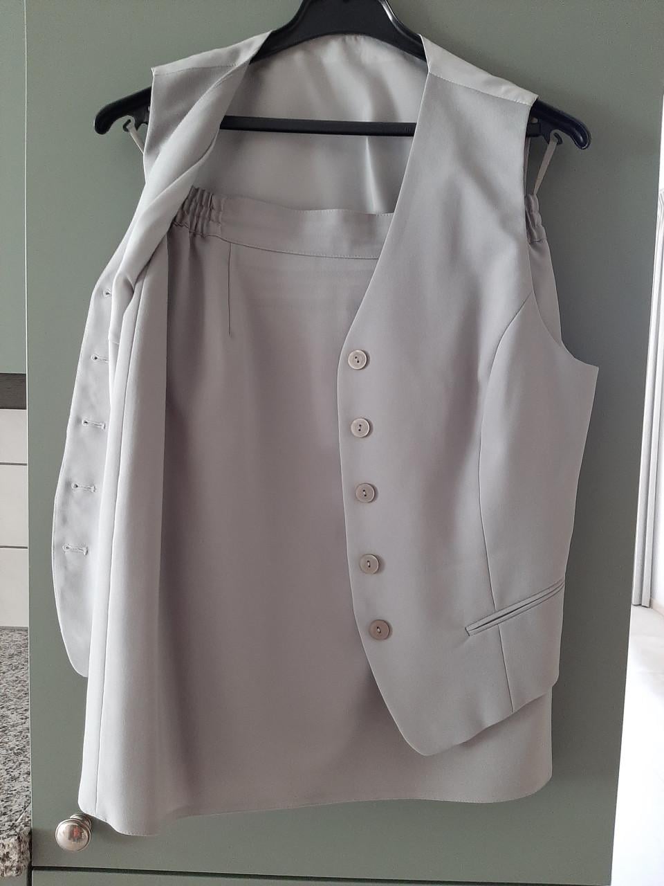 KOSTUUM - COLBERT / BROEK / ROK / GILET - LICHTGRIJS - MAAT 40 - IS NIEUW