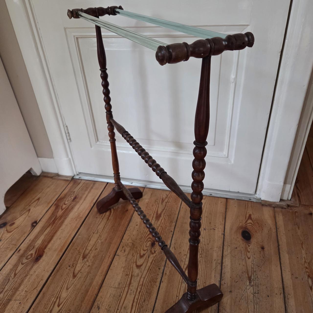 Antiek houten handdoekrek met glazen roedes