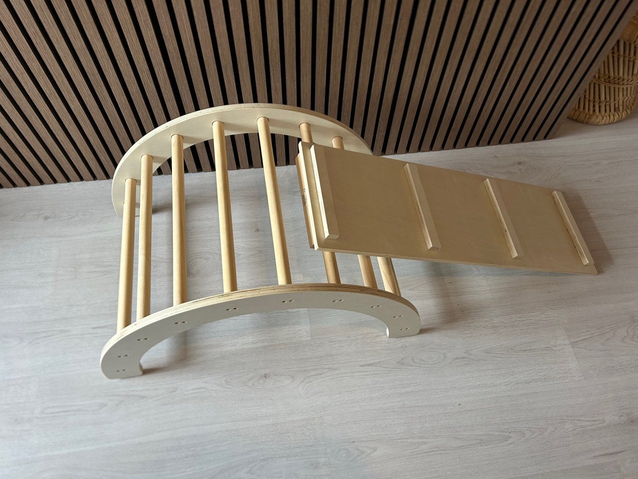 Houten klimboog met glijplank