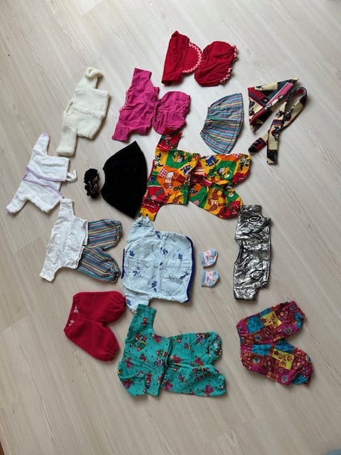 Mandje vol met poppenkleertjes