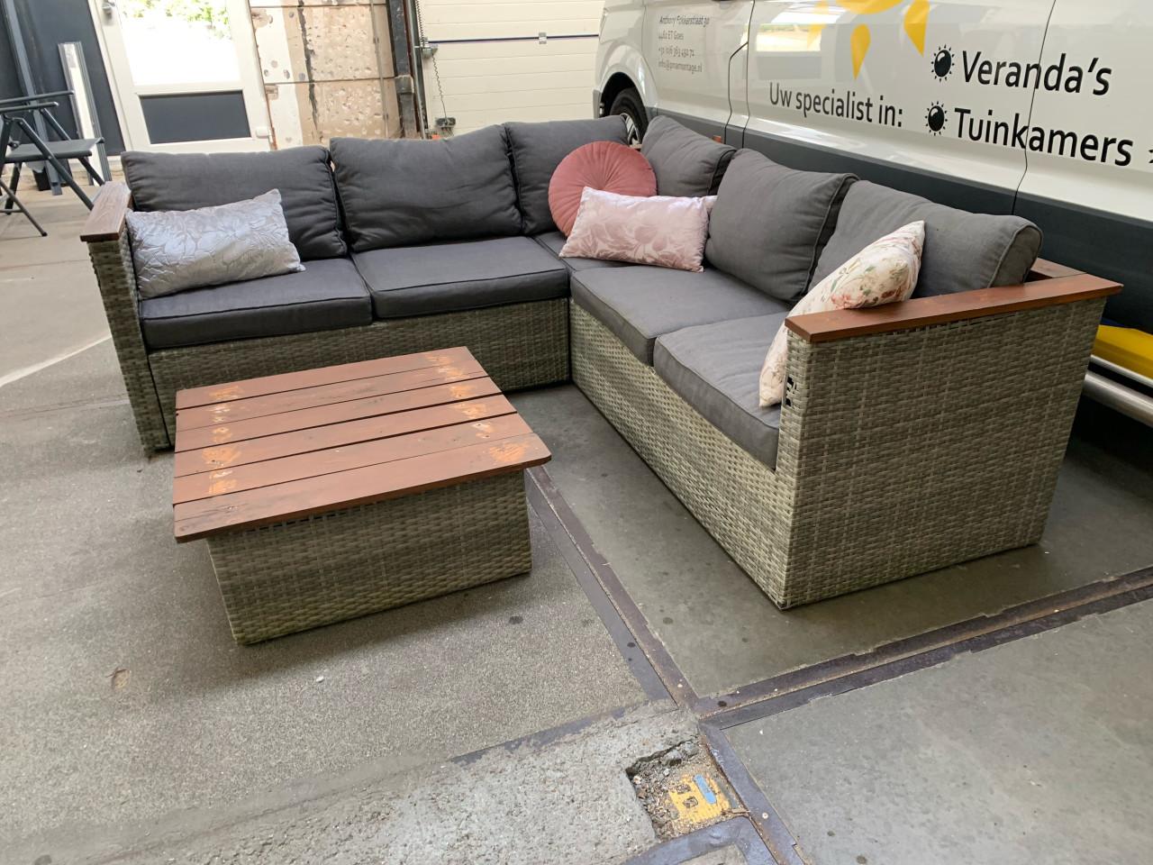 Loungeset wicker, met kussens en tafel.