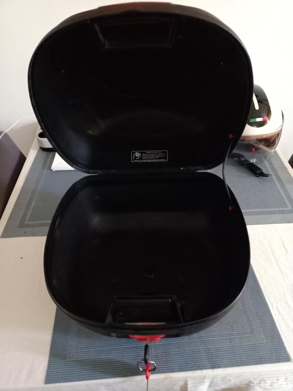 Te koop koffertje voor op een scooter