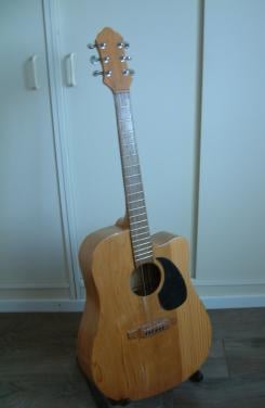 Oefen gitaar western     goed bespeelbaar  75 euro