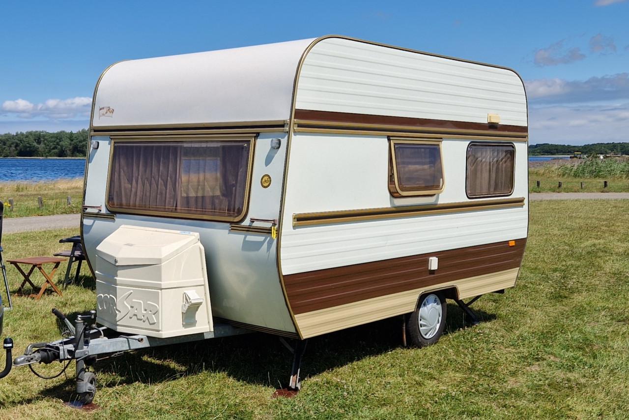 Caravan (met voortent en 2 luifels)