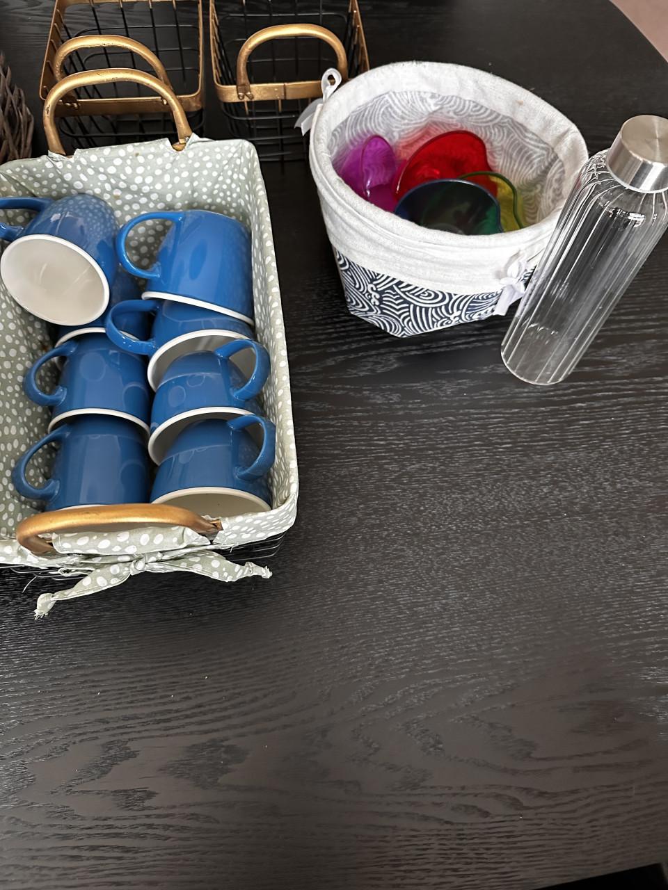 Rieten mand met gebruiksvoorwerpen.