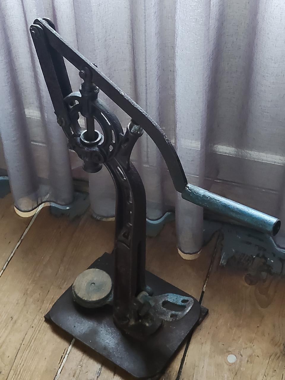 Mooi Franse Antieke wijnfles kurker van gietijzer