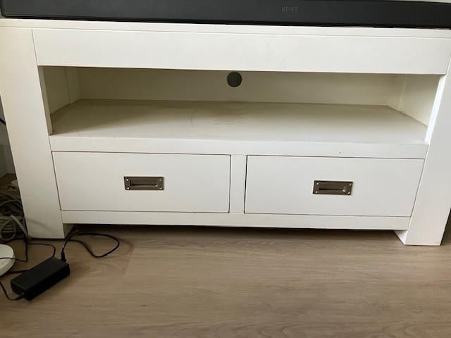 Stijlvol Wit TV-Meubel met Laden (45d x 115l x 57h) – In Goede Staat!