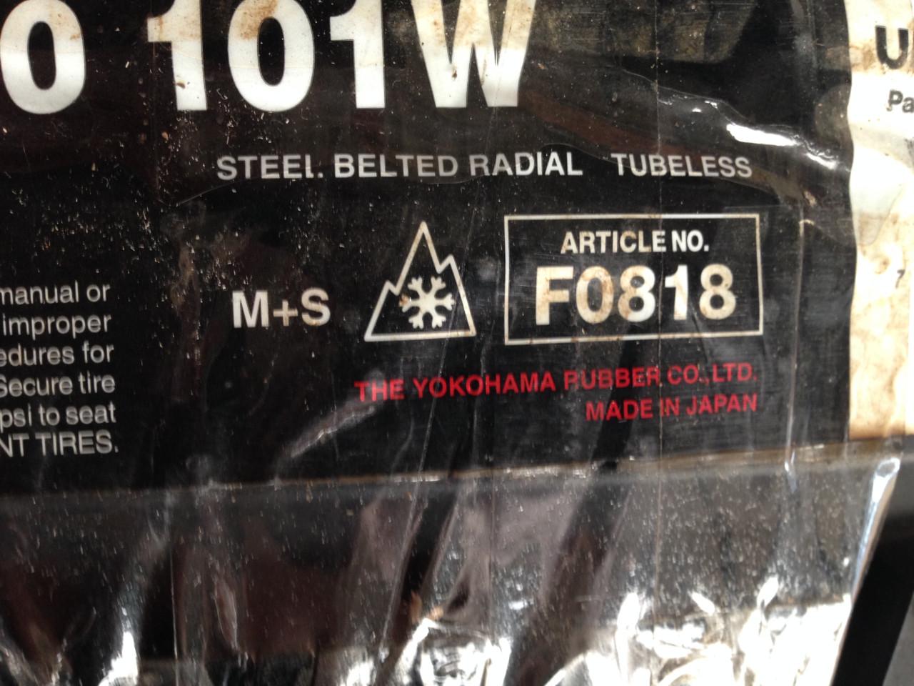 2 SPLINTERNIEUWE Yokohama V902 255/40R20 101W winterbanden