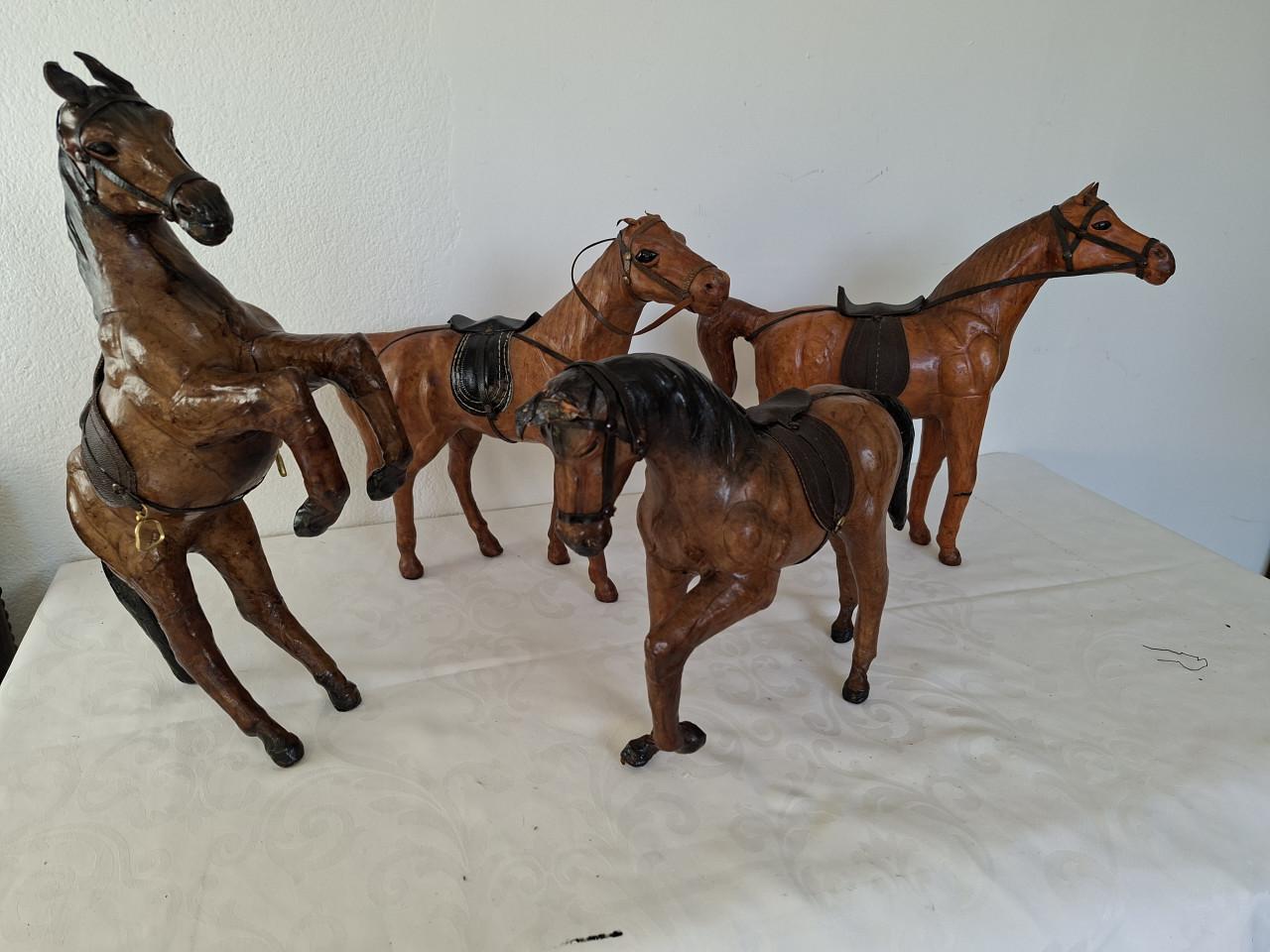 4 Leren paarden