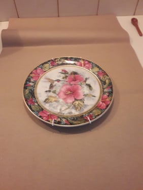2 limited edition sierborden van Royal Doulton + 1 ongemerkt bord kolibrie