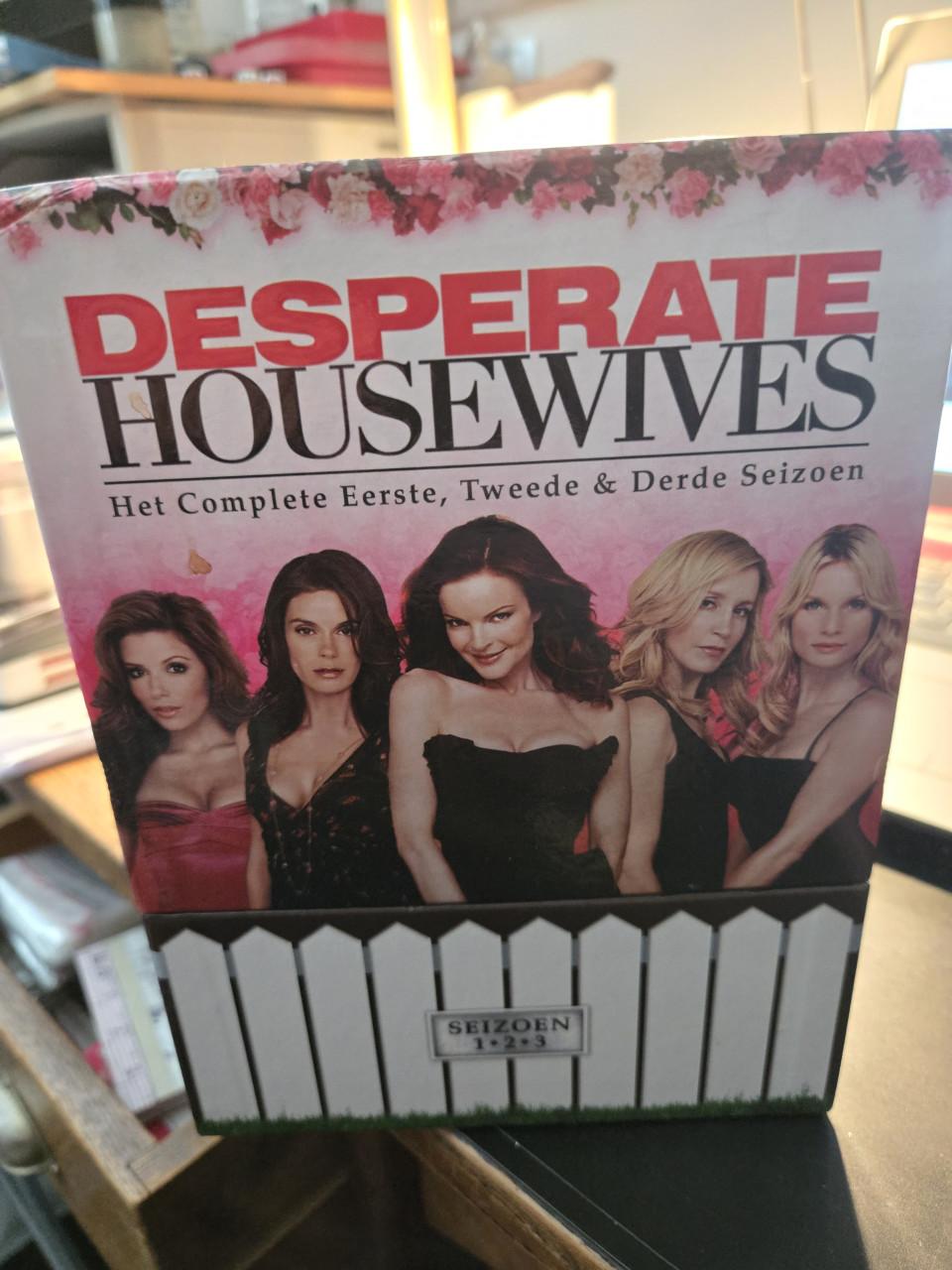 DVD-boxset met de eerste drie seizoenen Desperate Housewives. 19 dvd's