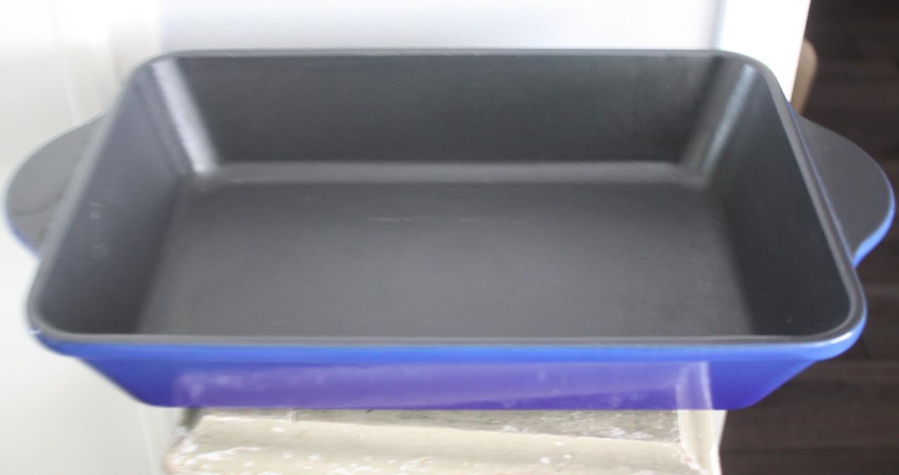 Zware blauwe gietijzeren ovenschaal