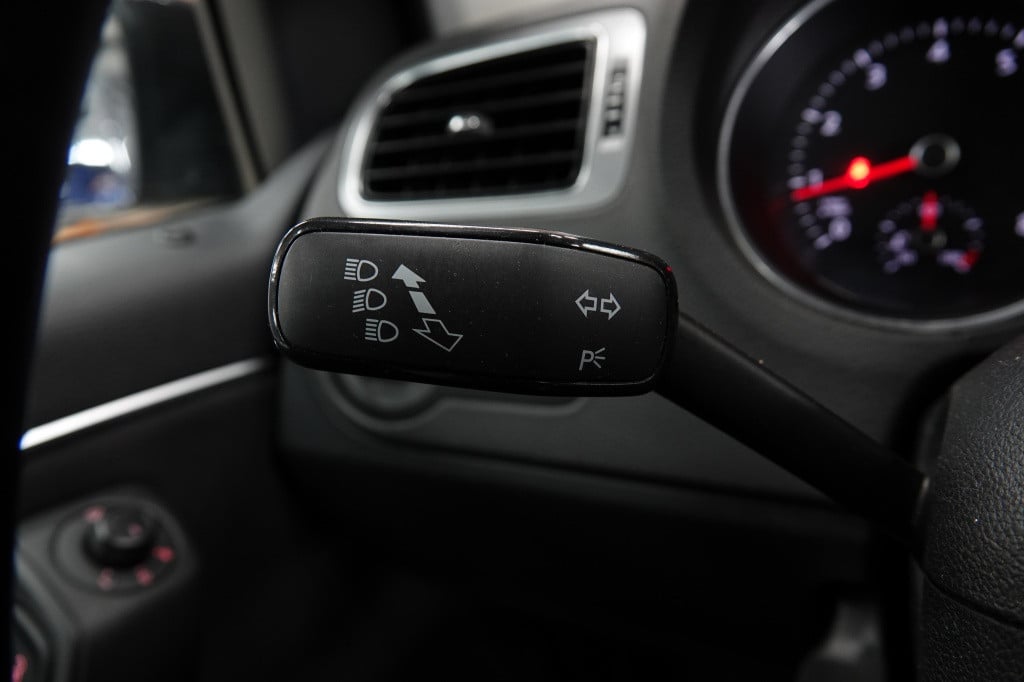 Volkswagen Polo 1.0 trendline | pdc | airco | navi | 17" |
