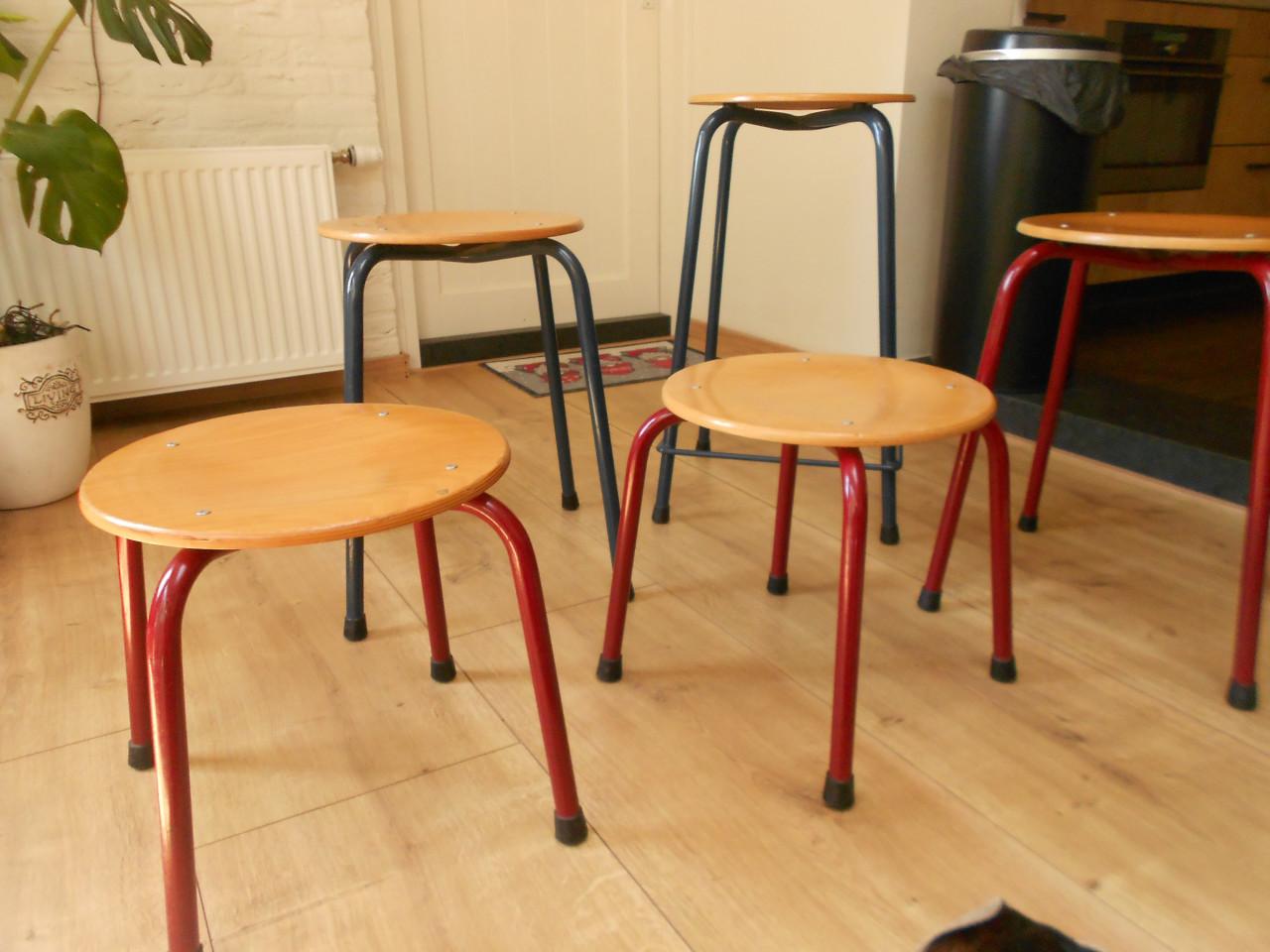 Vijf vintage presikhaaf krukje school kruk.