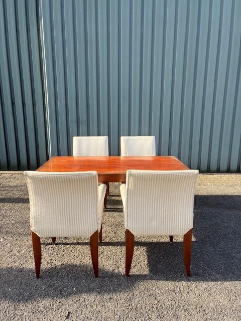 Eetkamer tafel + stoelen