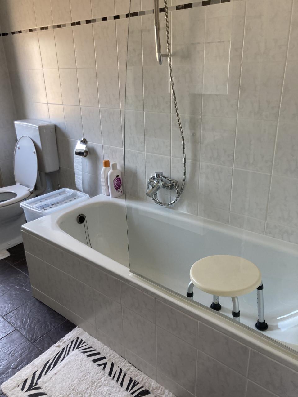 Wegklapbare glazen badwand