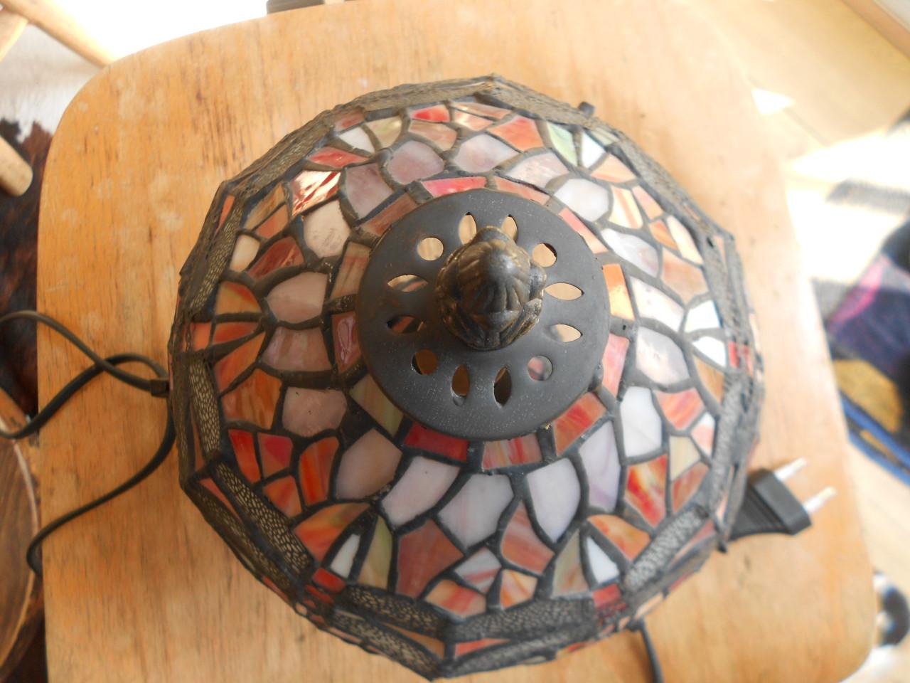 Kleine Tiffany tafellamp met libellen motief