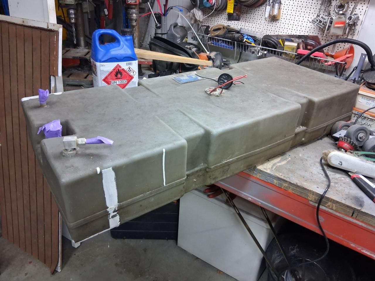 Brandstoftank, pomp, stabilisatorplaten