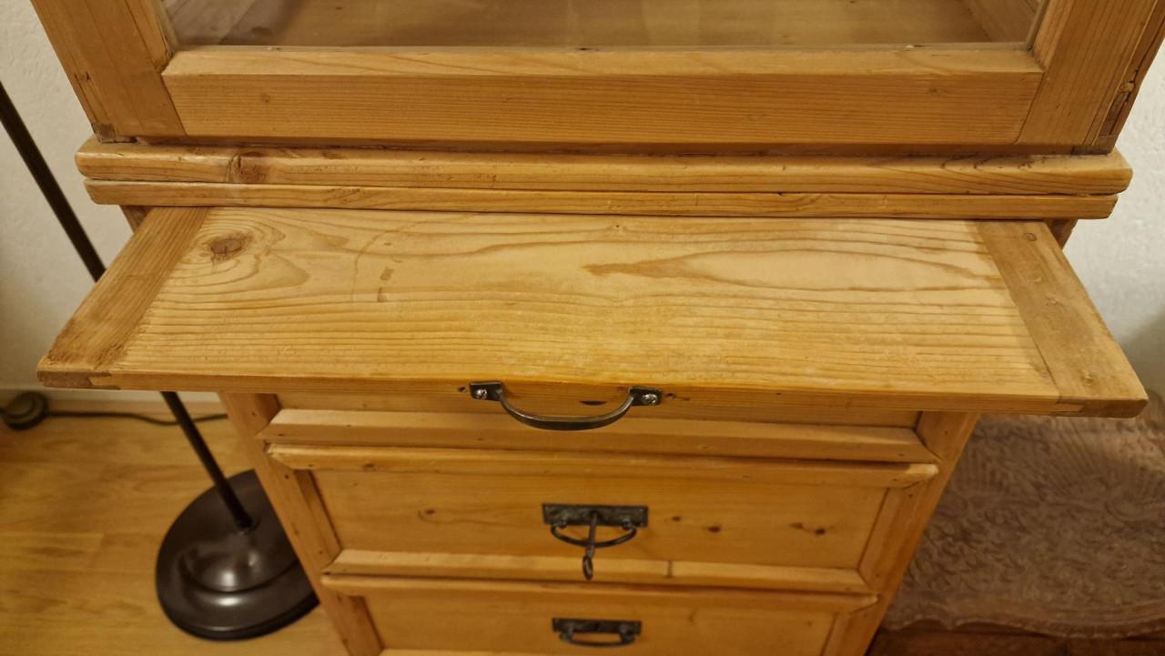 Grenen vitrinekast (Oost-Europees)