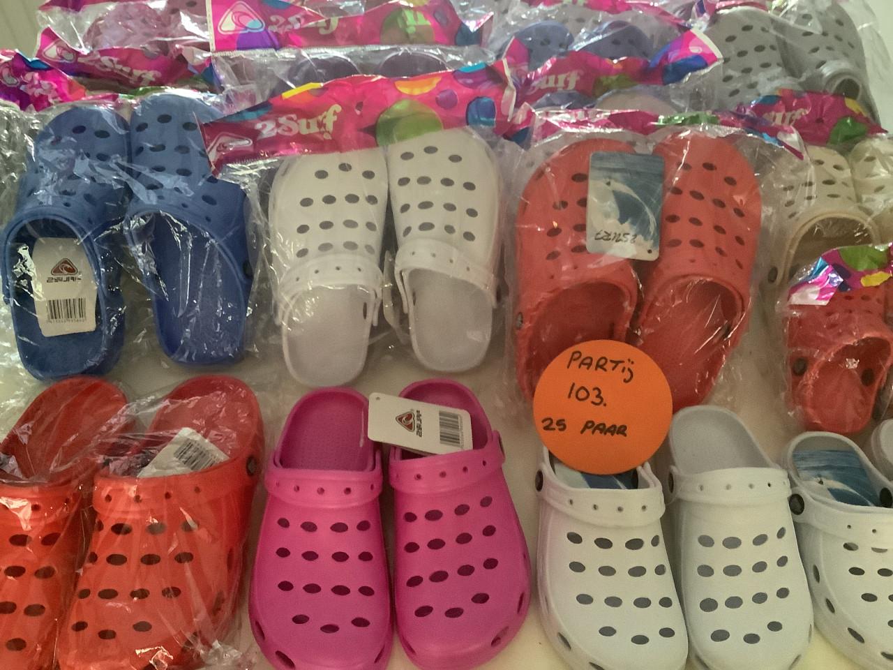 Partij plastic kinderklompen. ( partij 103)