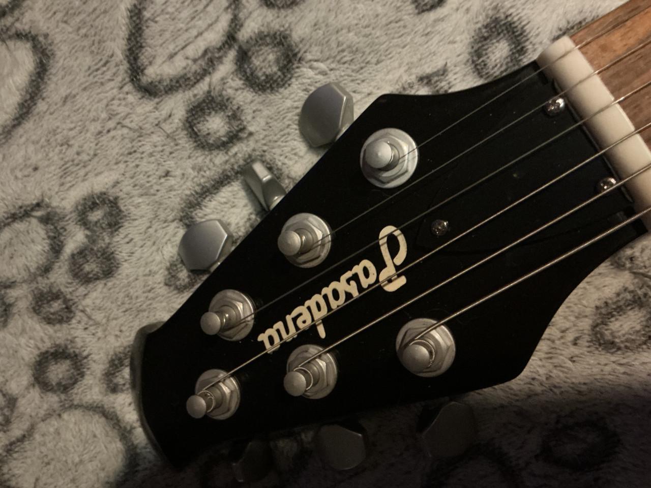 Resonance gitaar (zeldzaam) ongeveer 25 jaar oud (nog in nieuwstaat)