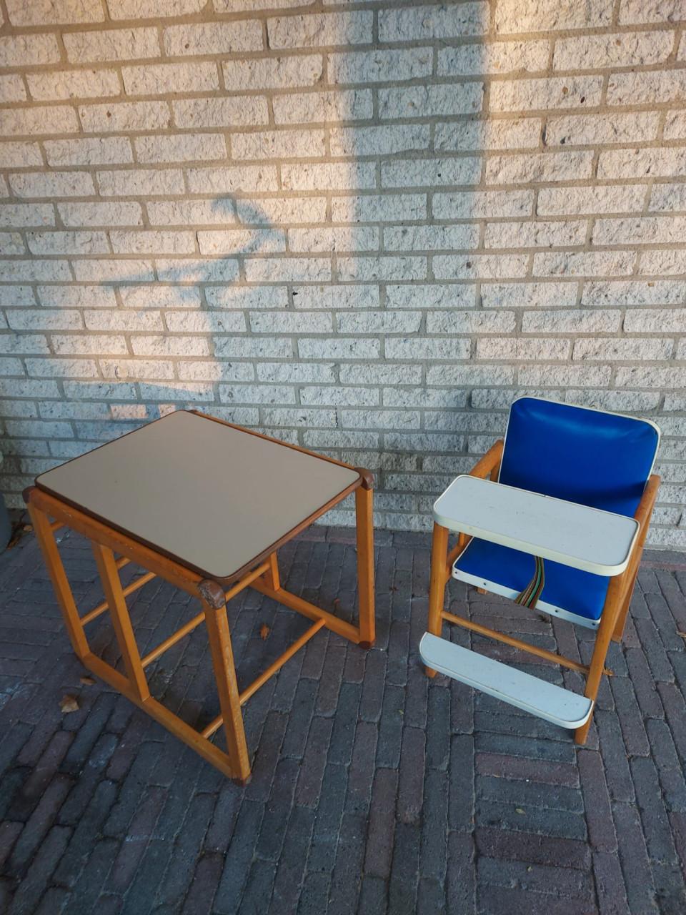 Leuke kinderstoel met tafeltje ( past in elkaar)