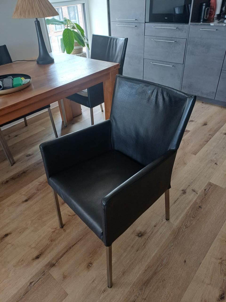 Eethoek tafel teak + 4 zwartleren stoelen