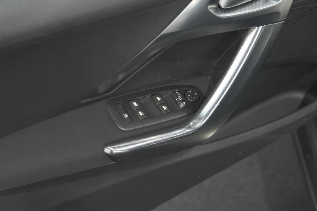 Peugeot 2008 puretech 110 allure | trekhaak | parkeersensoren | navigatie