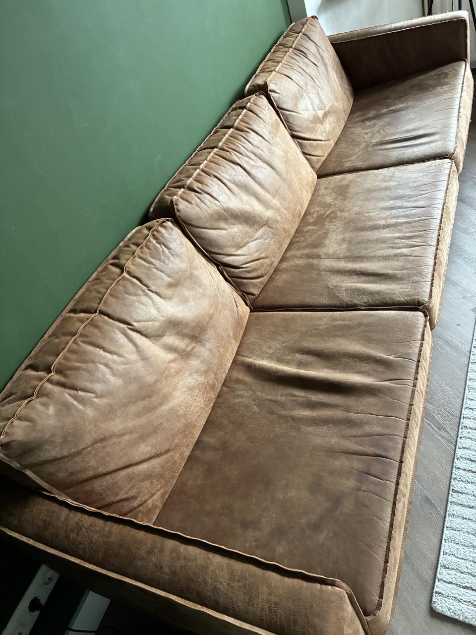 Bruin suède leren bank en hocker te koop