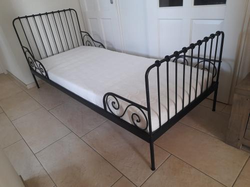 Meegroei bed  80 x 200 met matras (in goede nette staat )