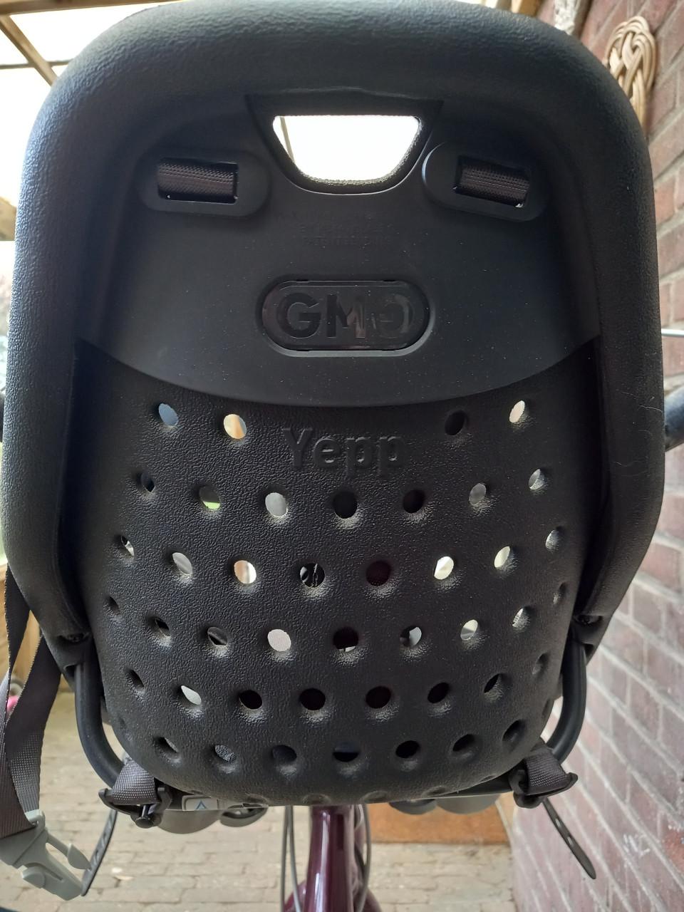 Mooie mamafiets met kinderstoeltjes voor en achter