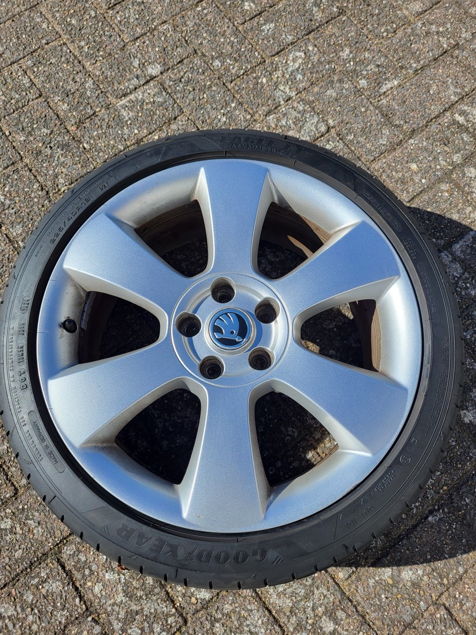 Skoda 18 inch met NIEUWE Goodyear banden.