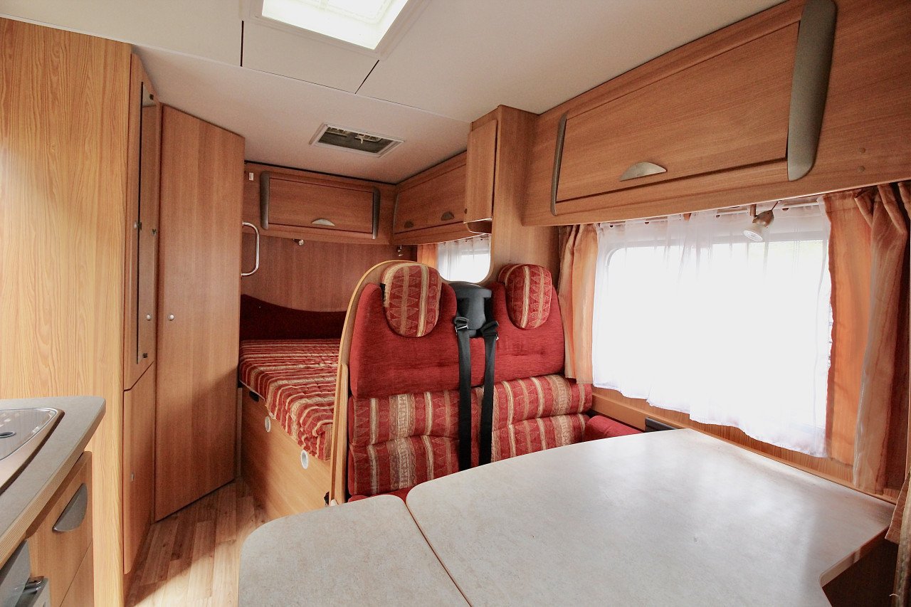 Challenger Genesis 32(Vast bed, zeer compact, slechts 61000KM)