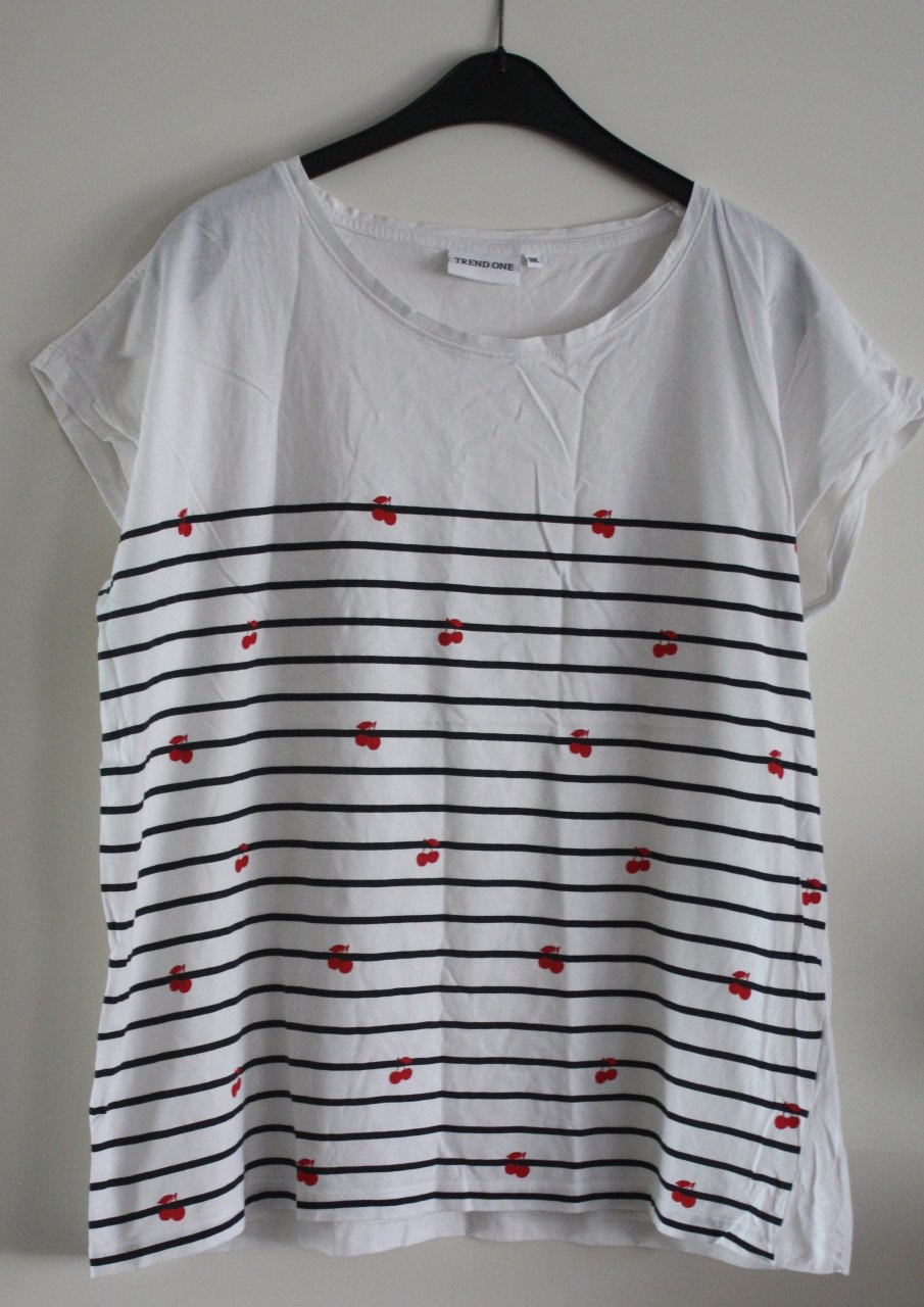 Shirt  wit met zwarte strepen en kersen print maat 3xl