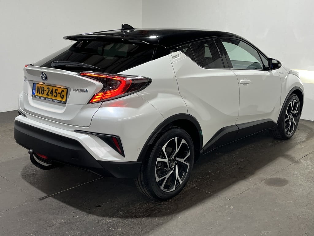 Toyota C-hr 1.8 hybrid bi-tone plus | leer | camera | trekhaak |