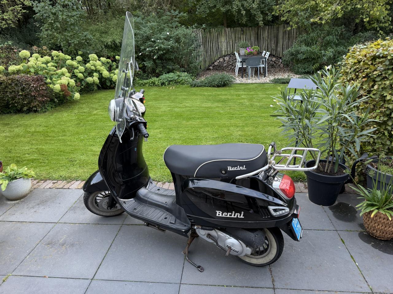 Zwarte scooter