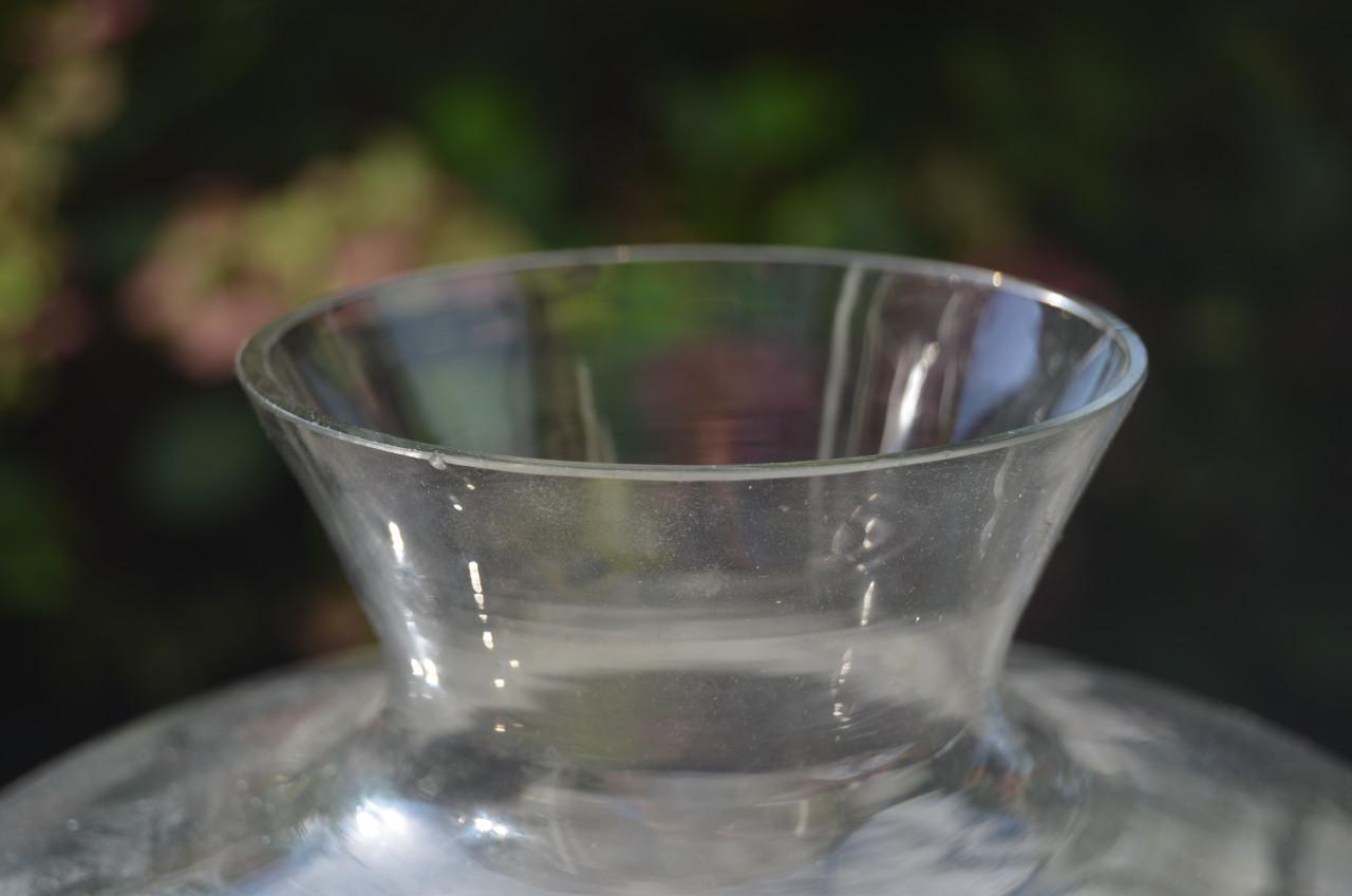 Flinke glazen vaas, geribbeld. 'Leerdam' is mij verteld.