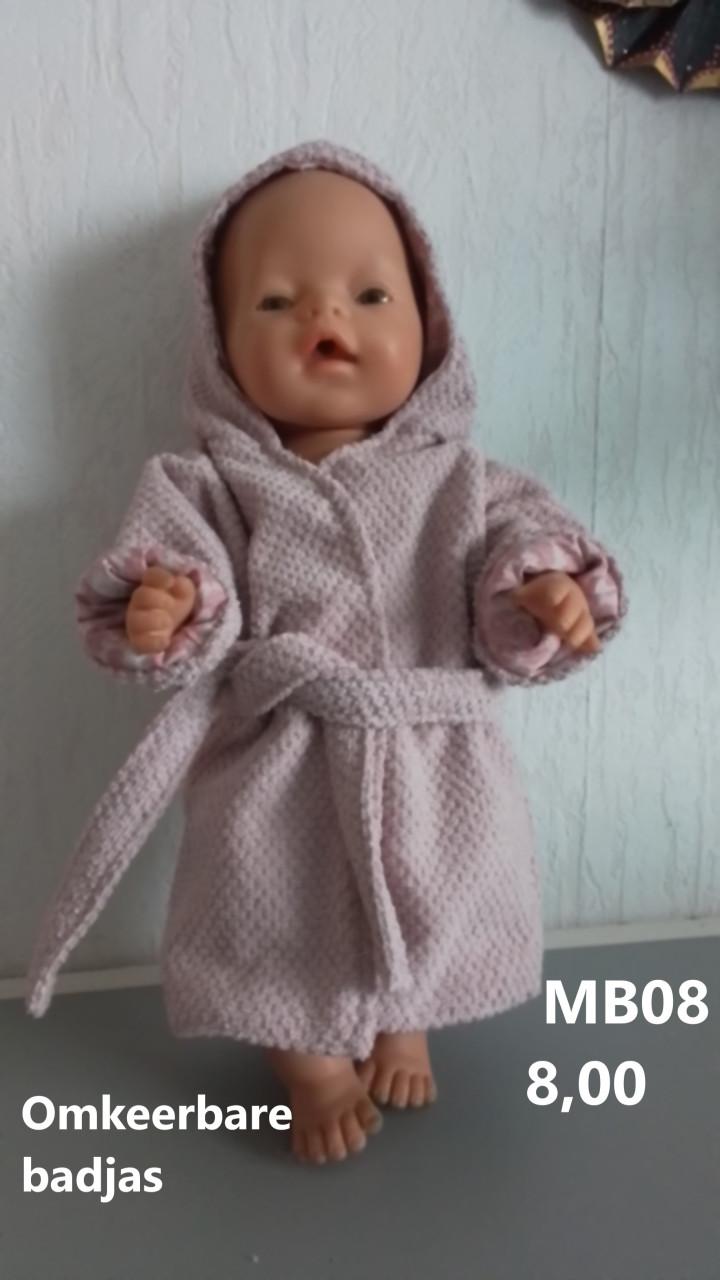 Poppenkleertjes baby born. Omkeerbare badjas. Opbrengst KiKa.